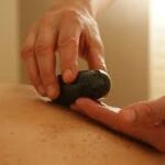A massagem relaxante com pedras quentes é uma técnica terapêutica que combina o toque suave das mãos com o calor das pedras vulcânicas. Além disso, promove um relaxamento profundo, reduz tensões musculares e equilibra as energias do corpo.