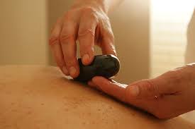 A massagem relaxante com pedras quentes é uma técnica terapêutica que combina o toque suave das mãos com o calor das pedras vulcânicas. Além disso, promove um relaxamento profundo, reduz tensões musculares e equilibra as energias do corpo.